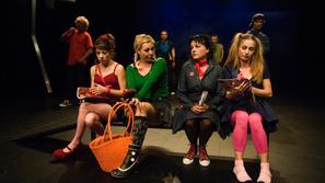 Na Otoku so igro mladostniki uprizarjali sami, pri nasi pa jo pod režisersko tak