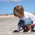 deček igra plaža pesek