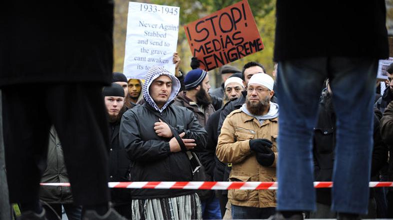 Današnji izrek sodbe so spremljali tudi protestniki pred sodiščem, ki zahtevajo,