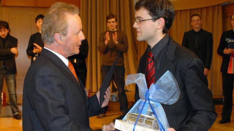 Zmagovalec Dani Juris iz Finske in podeljevalec nagrade Jože Osterman, predsedni