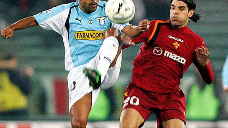 Nogometaši Rome so v derbiju 10. kola Siere A ugnali mestnega rivala Lazio.