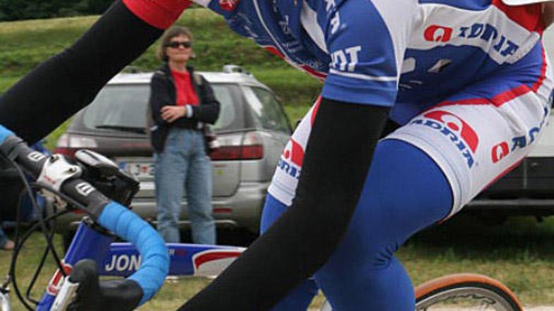 Še ne 14-letni kolesar iz Suhadola, vasice pod Gorjanci, želi zmagovati tudi v m