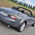 Miata je nezgrešljiva in na cesti vedno opažena. Za njo se obrneta ona in on, ml
