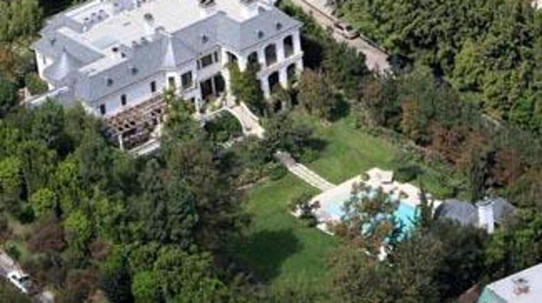 Dvorec je kupil Jacksonov prijatelj, Christian Audigier.