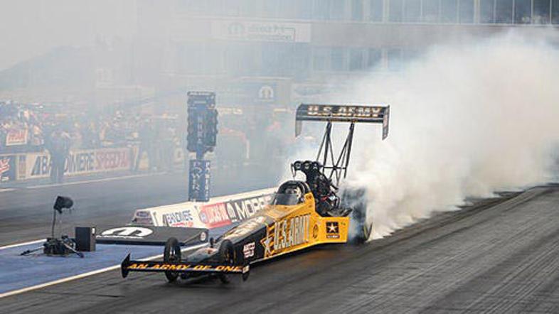 Tony Schumacher in njegov U.S. Army Top Fuel drag dirkalnik.