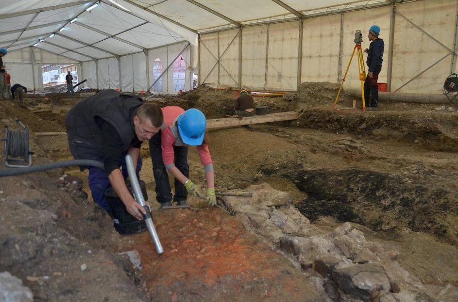 artefakti, slovenska cesta, arheologi, odkritje, predmeti