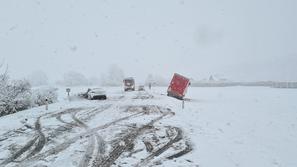 Nesreča blizu Jeprce, občina Medvode. Voznik osebnega vozila umrl po čelnem trčenju v tovorno vozilo.