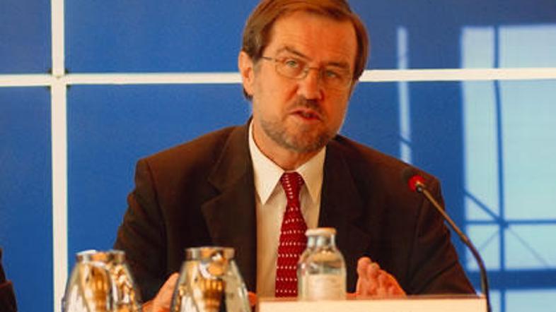 Peterle je prvi uspel zbrati dovolj podpisov podpore.