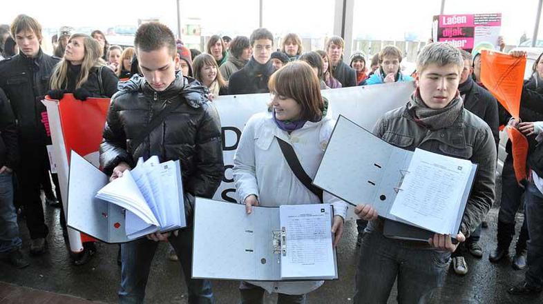 Dijaška organizacija Slovenije je ministru za šolstvo Lukšiču predala več kot 20
