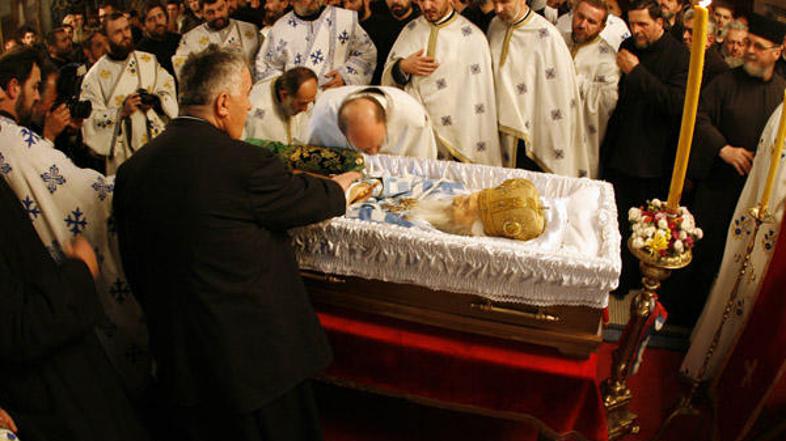 Verniki se množično poslavljajo od patriarha. (Foto: Reuters)