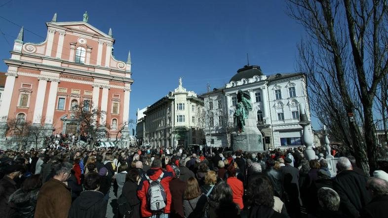 MnoÅ¾ica poslušala Prešerna
