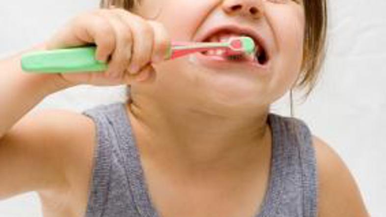 Četudi ve, da zna sama, ji morate pomagati.