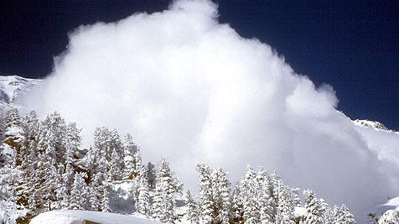 17- in 16-letnik sta se podala izven urejenega smučišča. (Foto: Žurnal24)