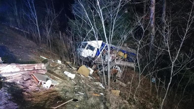 Prometna nesreča tovornjakov med Uncem in Logatcem