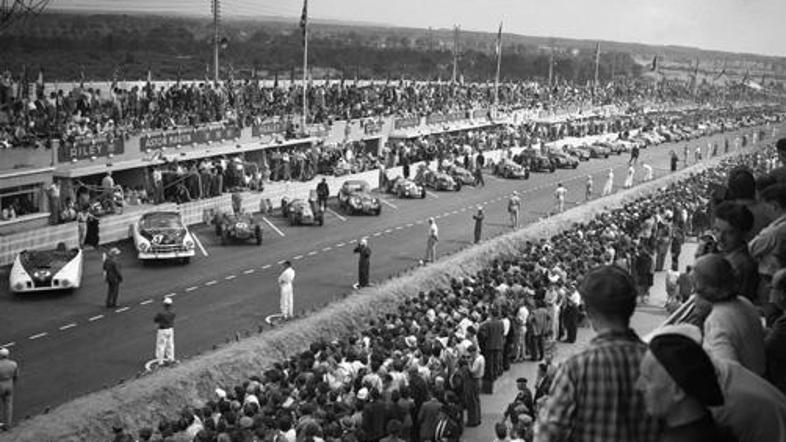 Prva 24-urna dirka v Le Mansu je bila leta 1923, ta slika je s starta dirke leta