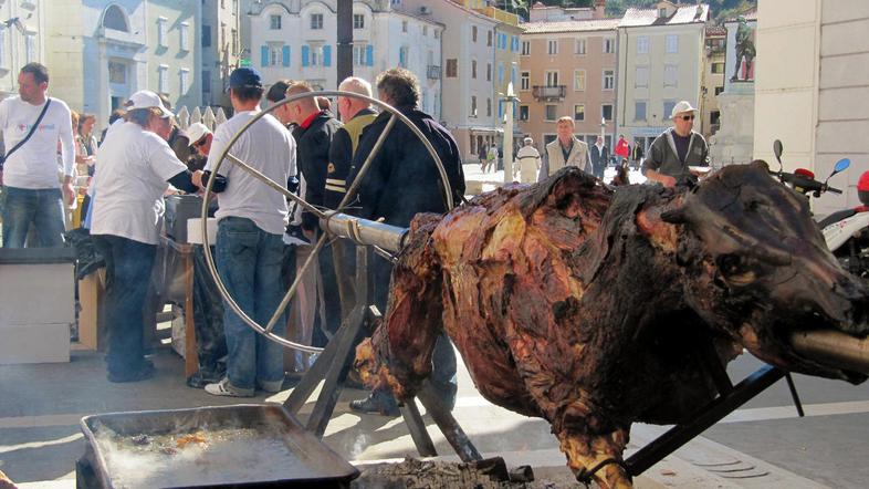 Štab Tomaža Gantarja je svoje volilce prepričeval s pečenim predvolilnim volom, 