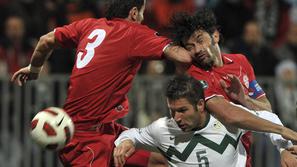 Kaladze (desno) v dvoboju med Boštjanom Cesarjem in soigralcem. (Foto: Reuters)