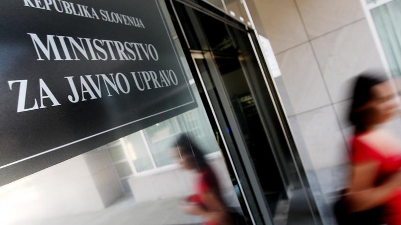 <slovenija> 16.07.2009 Ministrstvo za javno upravo, MJU, tabla, vhod, Trza