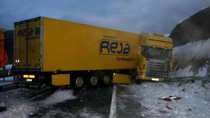 Nesreča slovenskega tovornjaka pred 5,8 kilometra dolgim predorom. (Foto: 24sata