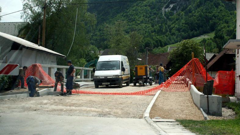 Če ne bo dežja, bodo most prek Triglavske Bistrice prometu predali v ponedeljek.