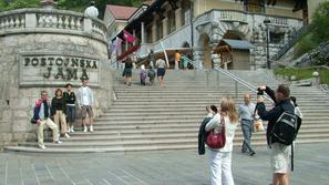 Postojnsko jamo si je lani ogledalo največ Italijanov, vedno več pa je v njej tu