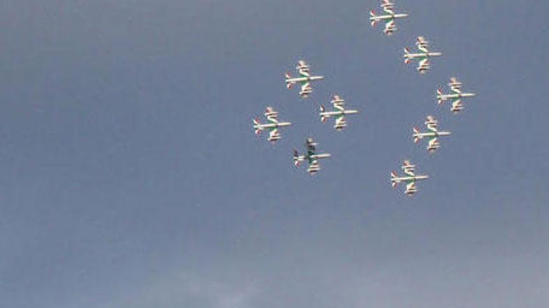 Na fotografiji, ki nam jo je poslal bralec iz Škofij, so na letalih jasno vidne 