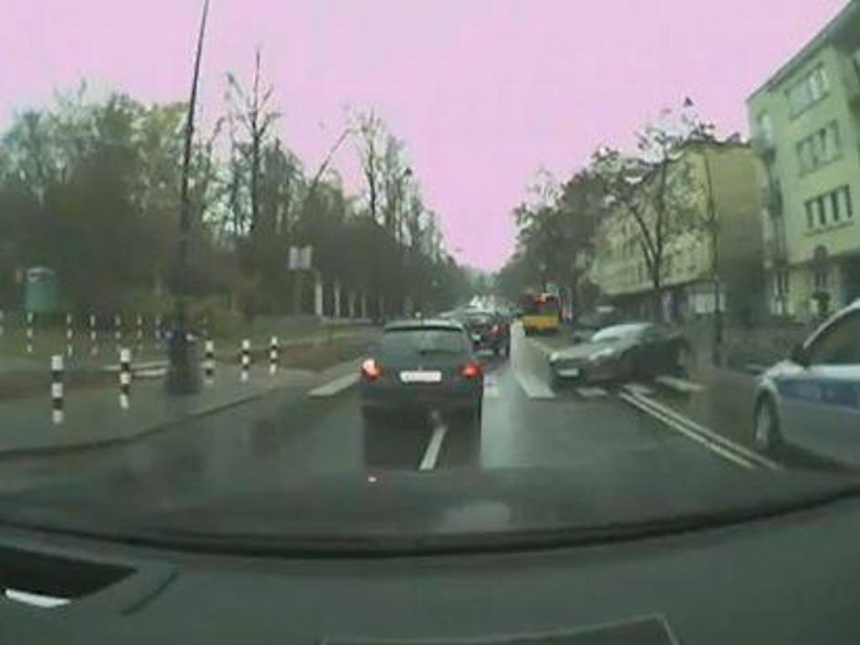 Razbiti aston martin po bližnjem srečanju z drevesom. Foto: Youtube