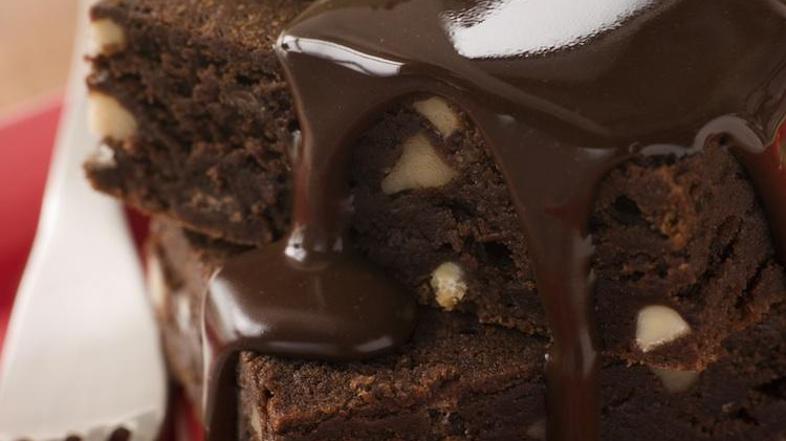 Prelijte jih s čokoladno kuverturo ali pa z oblivom iz čokolade, kisle smetane i