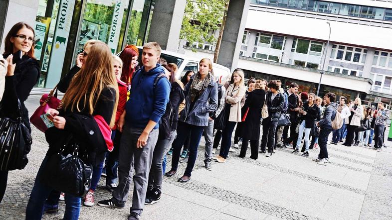 Slovenija 01.10.2013 studenti pred LPP prodajnim mestov na Bavarskem Dvoru v Lju