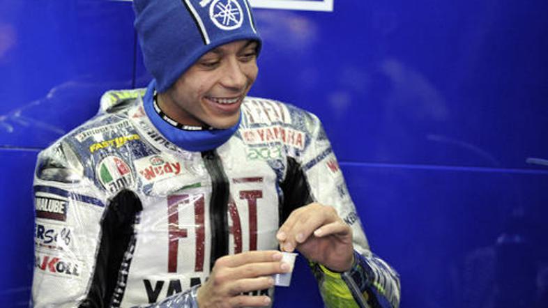 Valentino Rossi si je na petkovem prostem treningu privoščil kavico.