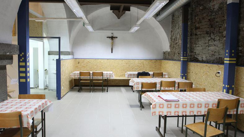 Dvema kuharjema bo pri delu v kuhinji pomagalo še 15 prostovoljcev in po potrebi