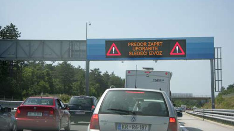 Zaradi požara sta bili obe cevi predora Kastelec zaprti.