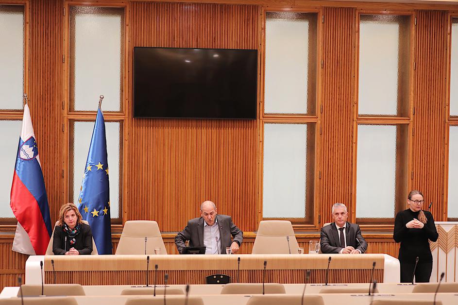 izjava vlade RS Bojana Beović Janez Janša Tomaž Gantar