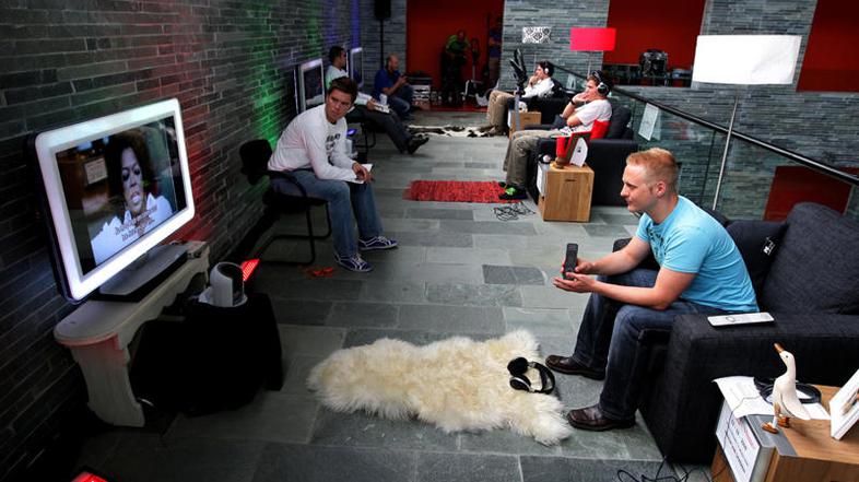 Dolgotrajno sedenje in premalo gibanja vam skrajša življenje. (Foto: EPA)