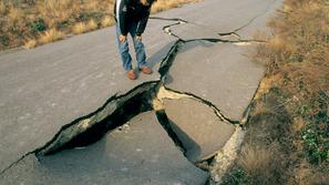 Potres - razpoka v zemlji
