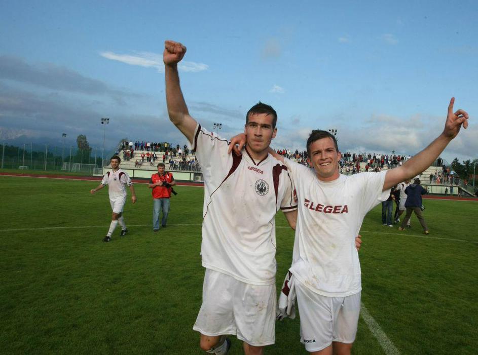 Takole so nogometaši Triglava takoj po tekmi proslavili uvrstitev med najboljše 