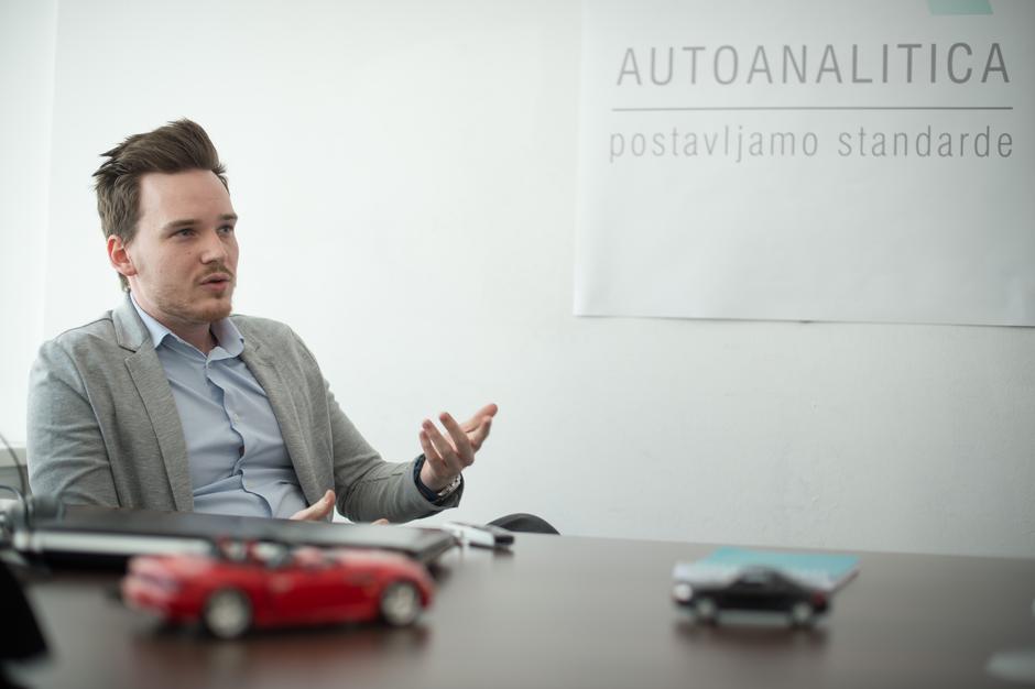 Autoanalitica | Avtor: Anže Petkovšek