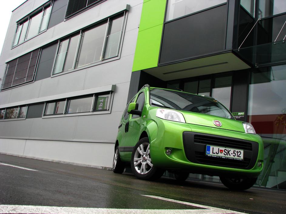 Vizualno avtomobil deluje večji kot je v resnici. Notranjost je uporabno urejena