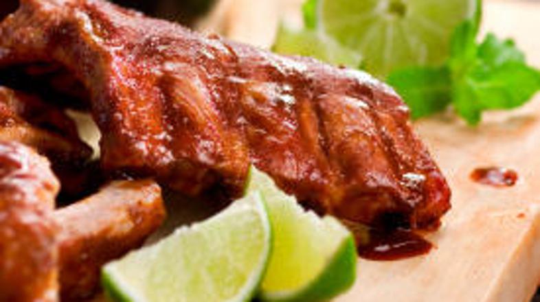 Okrasite s krhlji limete.