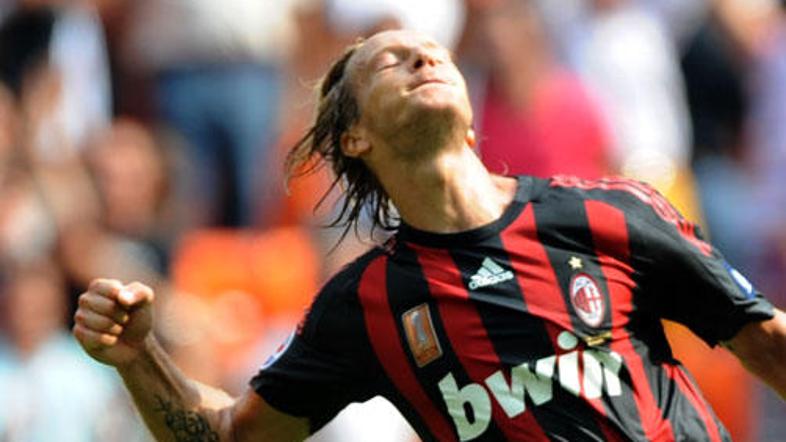 Logo internetne športne stavnice kar žari z dresov AC Milana.