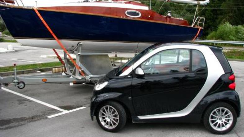 Smart druge generacije je nekoliko zrasel v dolžino, a še vedno ostaja mali iska