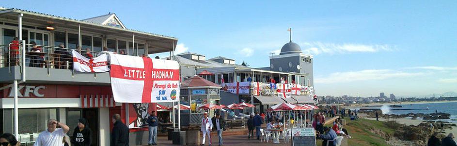V Port Elizabethu je skoraj vse v belo-rdečih barvah Anglije. (Foto: NZS)