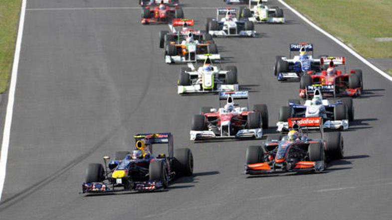 Vettel je na startu ostal prvi, Hamilton pa je s pomočjo Kersa prišel pred Trull