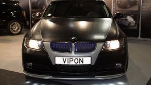 BMW serije3 oblečen v krokodilje usnje.