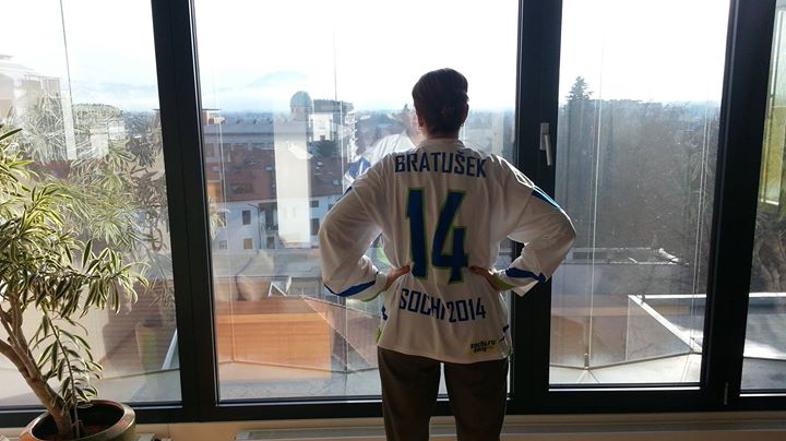 Alenka Bratušek v dresu 