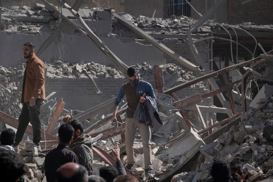 moški sredi ruševin v Teheranu | Avtor: Profimedia