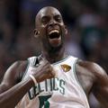 Kevin Garnett se je potrkal po prsih za zmago in 18 točk. (Foto: Reuters)
