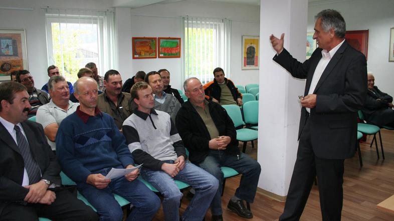 Mirnopeške rejce govedi je veterinar Otmar Colarič (desno) opozoril na pomen zna