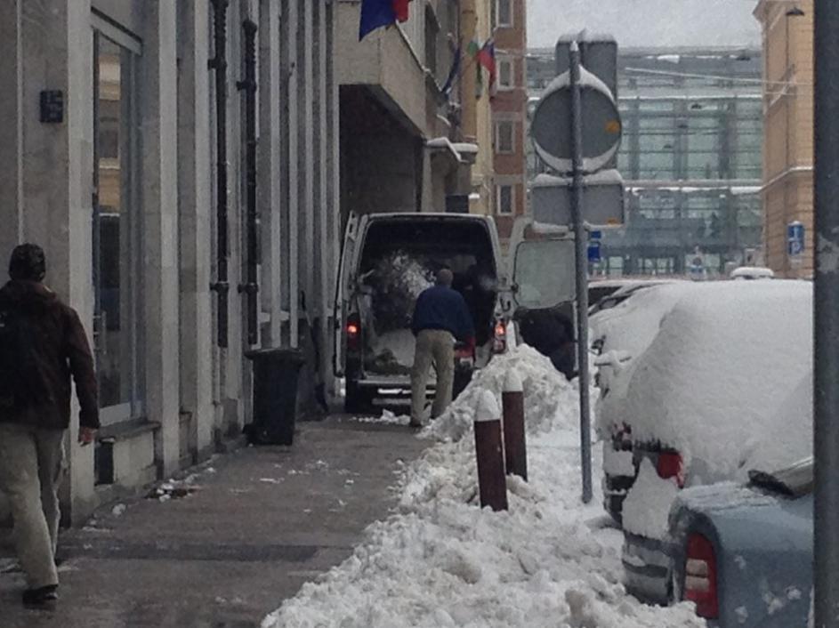 Kidanje snega v kombi