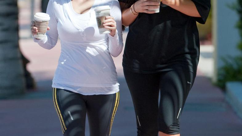 Kourtney in Khloe Kardashian na potepu po Los Angelesu. (Foto: Flynet)